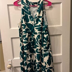 Elegant Green and White Sleeveless Dress